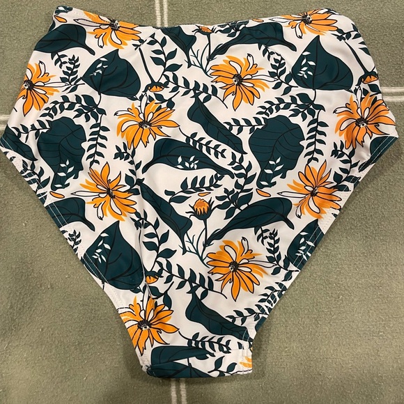 Medium bottoms - Picture 2 of 2